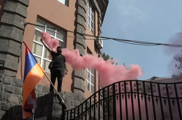 «Ուսանո՛ղ, ոտքի՛»․ երիտասարդները գունավոր ծուխ բաց թողեցին ՀՊՏՀ բակում և տեղադրեցին Արցախի դրոշը (տեսանյութ)